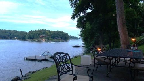 Candlewood Lake - Cozy private room by the lake