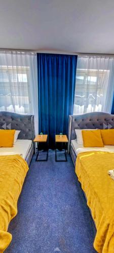 Standard Twin Room image 10