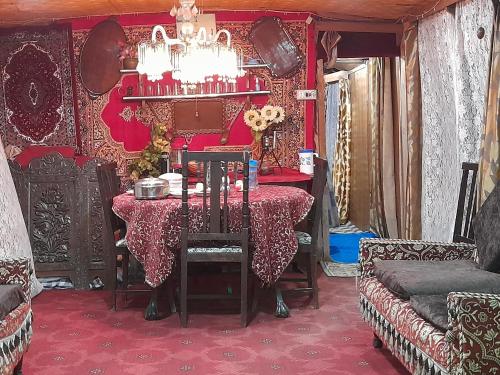 Palvelut, H.B.victoria Garden in Srinagar