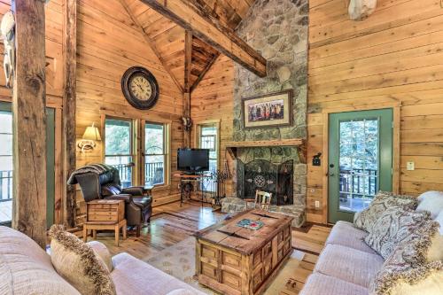 Cozy Brasstown Cabin Deck, Grill and Kayaks!