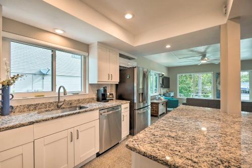 Pet-Friendly Waterfront Home - 2 Mi to Beach! in ทาร์ปอน สปริงส์ (เอฟแอล)