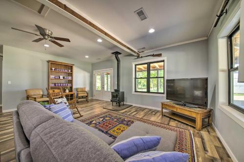 Peaceful Guest Home with Patio on 152-Acre Farm in Berger, USA