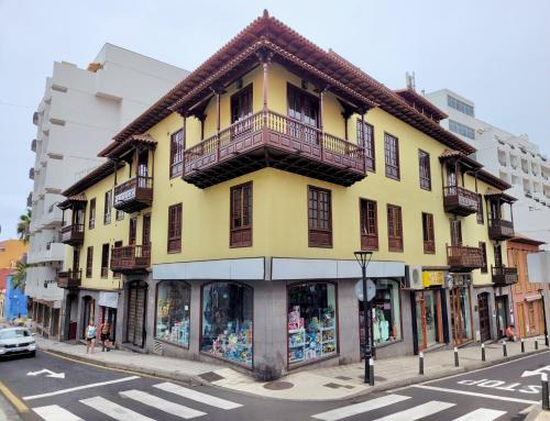 The Balcony House with FREE PARKING