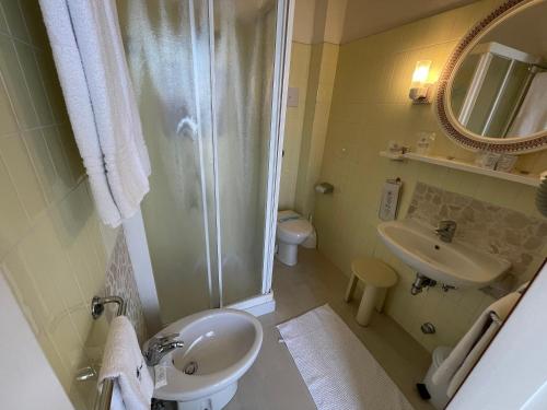 Standard Double Room image 6