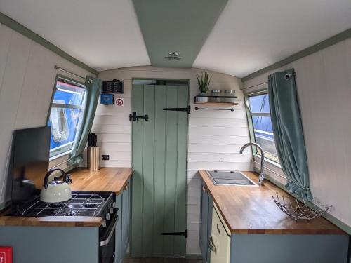 Mini Escape - 2 Berth Narrowboat on the Grand Union, Hertfordshire