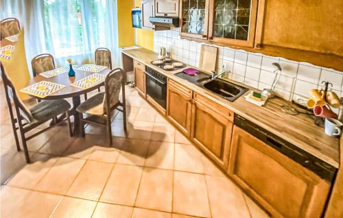 virtuve, Awesome Home In Kamionki Male in Turzno