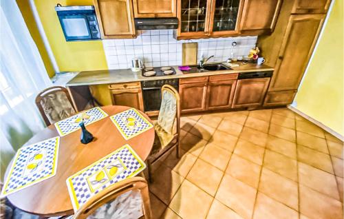 virtuve, Awesome Home In Kamionki Male in Turzno