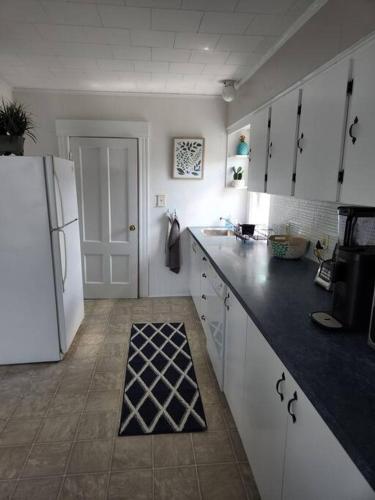 Lovely two bedroom apartment with free parking in Manchester, USA