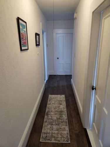 Lovely two bedroom apartment with free parking in Manchester, USA
