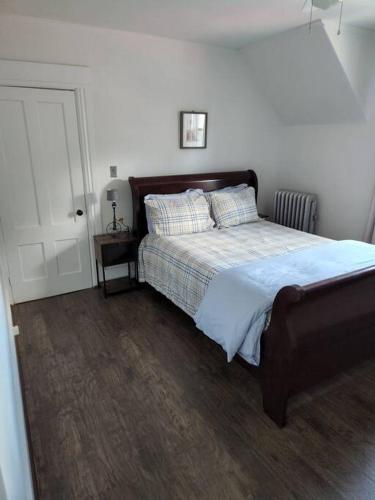 Lovely two bedroom apartment with free parking in Manchester, USA