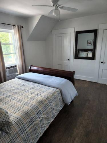 Lovely two bedroom apartment with free parking in Manchester, USA