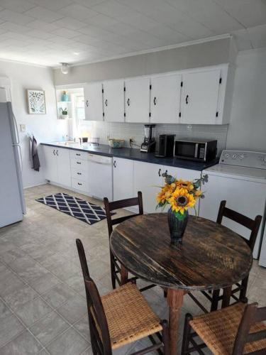 Lovely two bedroom apartment with free parking in Manchester, USA