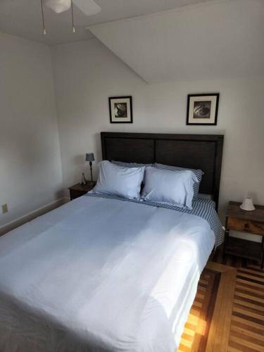 Lovely two bedroom apartment with free parking in Manchester, USA