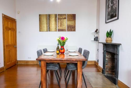 Beautiful Grade II listed apartment. - Tap to explore photos