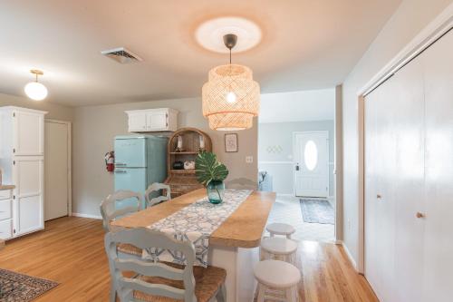 廚房, Serene single story, Grill, Fire Pit, fenced yard and Pet friendly stay in 美海角庭 (NJ)