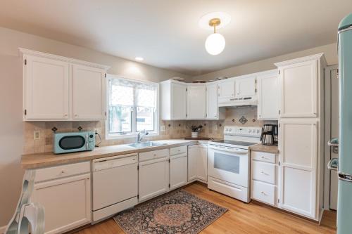 廚房, Serene single story, Grill, Fire Pit, fenced yard and Pet friendly stay in 美海角庭 (NJ)