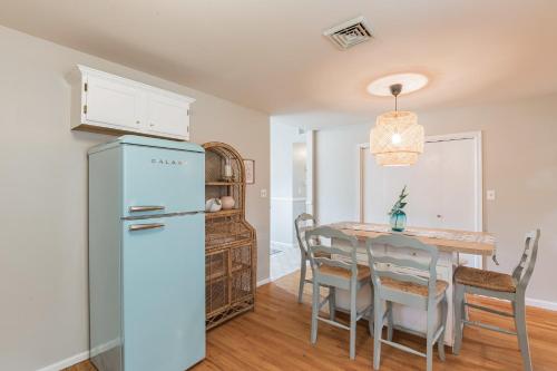 廚房, Serene single story, Grill, Fire Pit, fenced yard and Pet friendly stay in 美海角庭 (NJ)
