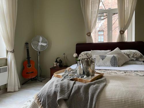 One-Bedroom Apartment room in Exquisite & Steps to center 1Br Apt with Free Parking