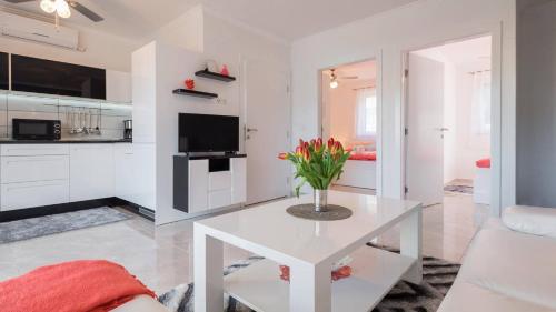 La Perla Apartments 4