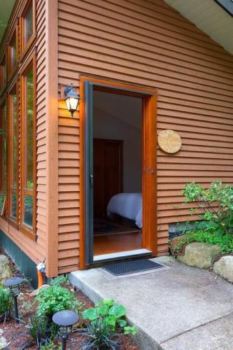 Hummingbird Hut in Bowen Island, Canada