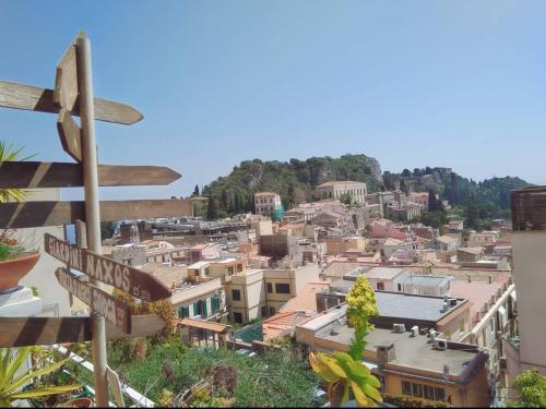 "Little Sicilian Home"-room with a private bathroom & kitchen -fridge - and shared a beautiful terrace on Hostel Taormina Center