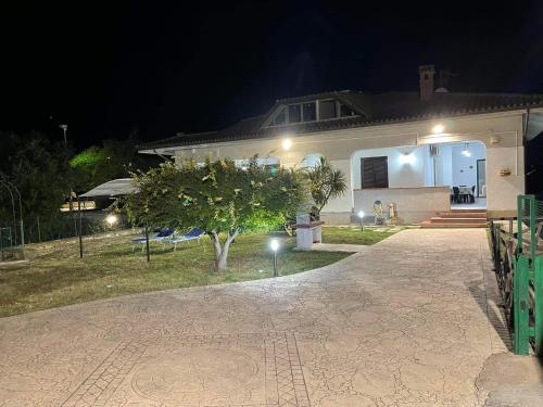 Villa Lidia & Attico degli artisti , TV SKY , Barbecue , parcheggio privato, giardino ad uso esclusivo