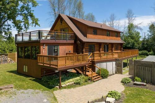 . Unique Log House by the Lake, Retreat with Spa Amenities near Presque'ile Provincial Park