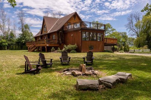 Unique Log House by the Lake, Retreat with Spa Amenities near Presque'ile Provincial Park