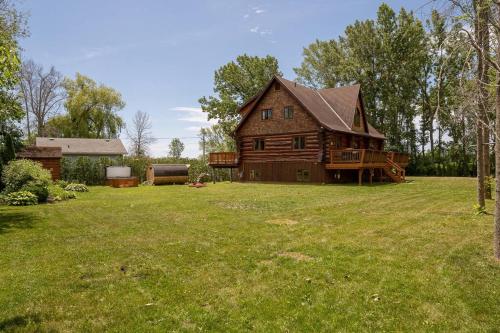 Unique Log House by the Lake, Retreat with Spa Amenities near Presque'ile Provincial Park