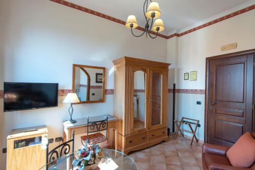 Standard Double Room image 10