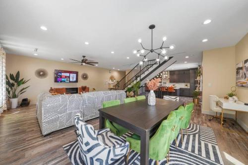New Two Unit Modern Luxury Home Centrally Located in Houston, USA