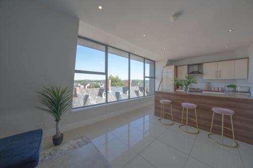 Rooftop Apartment At Queens Beautiful views 4