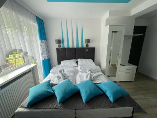 2 twin beds