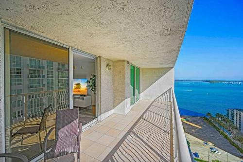 Amazing 1 Bed 1 Bath • Brickell • City & Bay View in Miami, USA