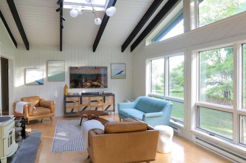 Modern Hideaway with Deck and State Forest Access in Livingston Manor, USA