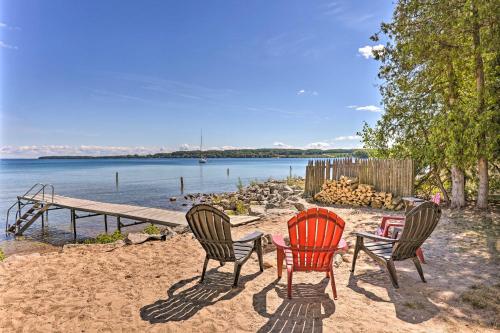 Studio Apt with Shared Beach - Steps to Suttons Bay!