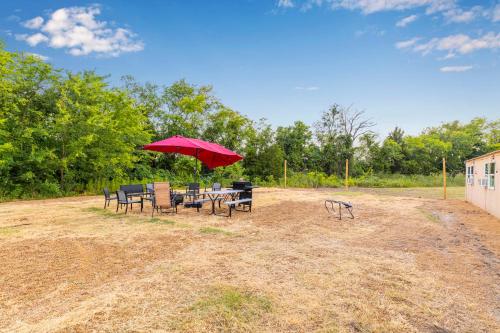 Old Texas Bunkhouse in Wills Point