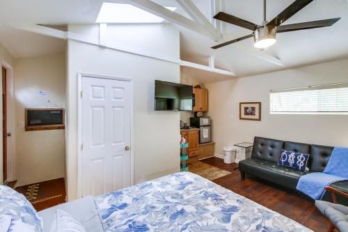 La Jolla Cabana Home - image 8