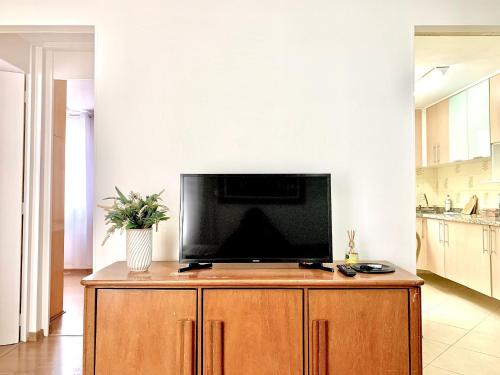 共用ラウンジ/TVエリア, Apartamento próximo do Tiete Plaza Shopping, com vaga e portaria 24h (Apartamento proximo do Tiete Plaza Shopping, com vaga e portaria 24h) in ピリトゥバ
