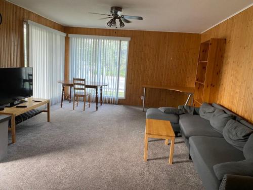 Spacious 2BR Whole Mainfloor-Great Deal