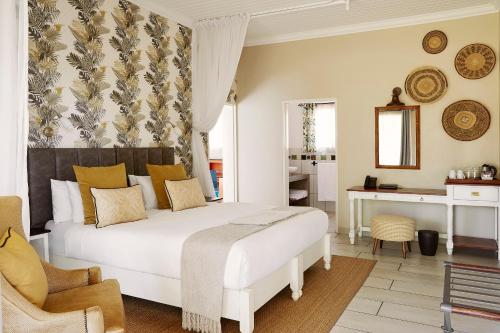 Deluxe King Room image 8