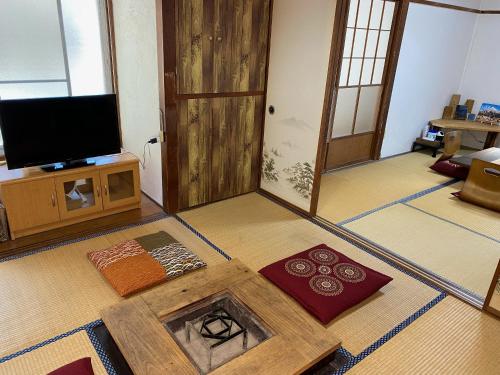 いろり坊一棟貸切プラン。囲炉裏テーブル・BBQで遊べるくつろぎの宿。