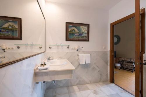 Double or Twin Room image 8