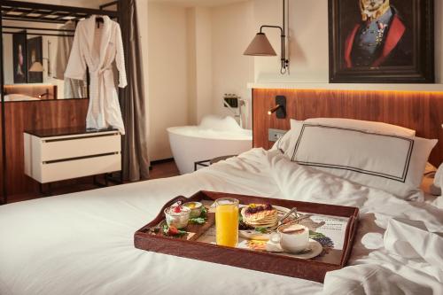 390806227 Melia White House Hotel