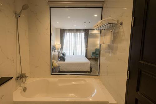 room detail thumbnail 2