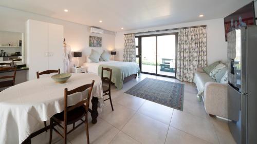 1 king bed, 2 twin beds