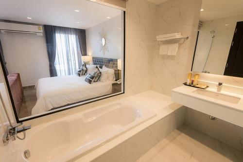 room detail thumbnail 2