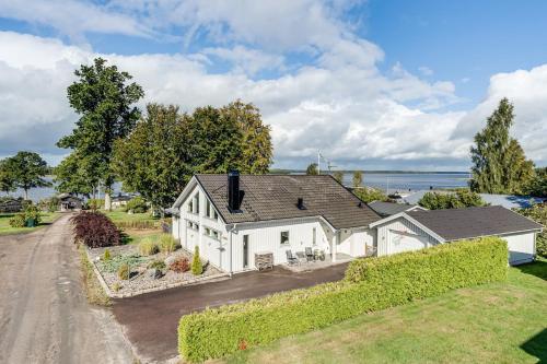 B&B Ljungby - Luxury holiday home in Tallbacken with lake views over Bolmen - Bed and Breakfast Ljungby