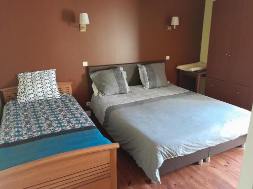 1 double bed, 1 twin bed