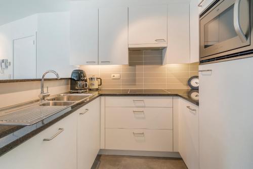 Ruim appartement 1min van strand met privé parking